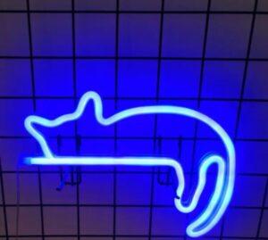 ניאון וייב חתול כחול שוכב